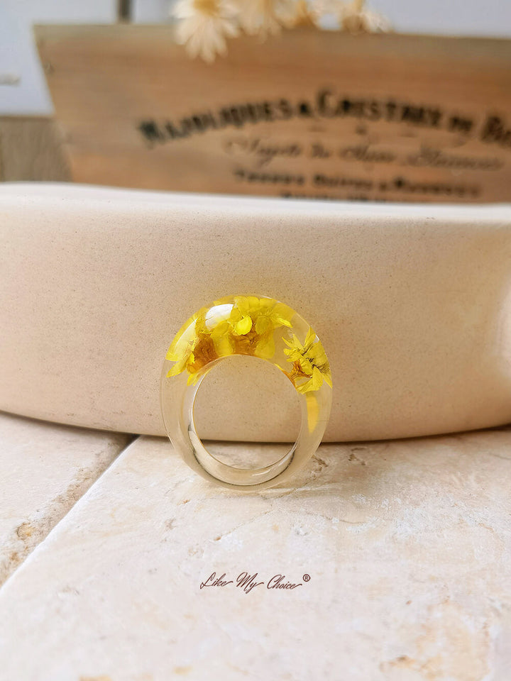 Anello in resina ovale a forma di margherita