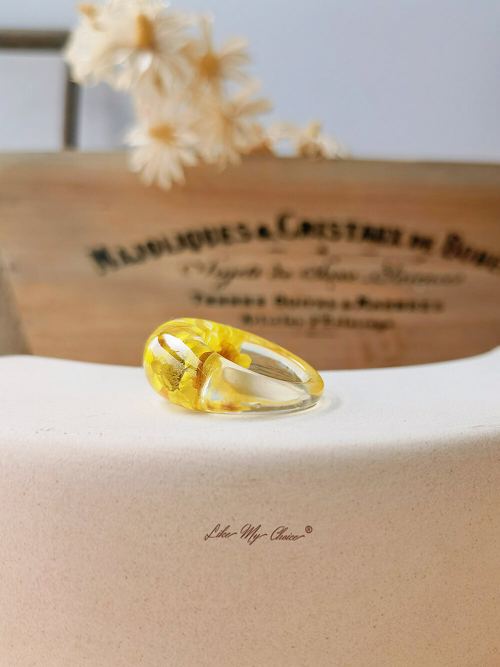 Anello in resina ovale a forma di margherita