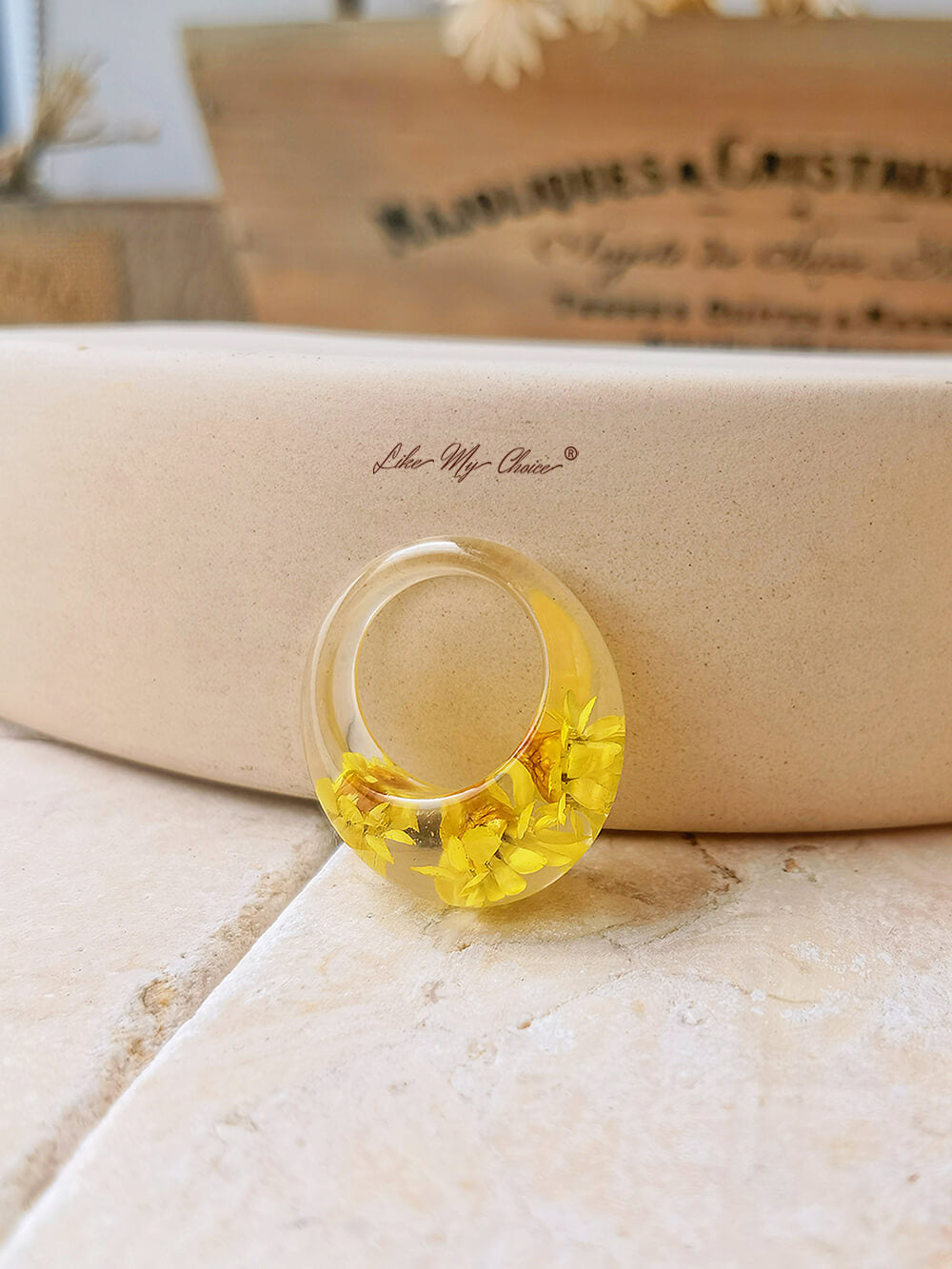 Anello in resina ovale a forma di margherita