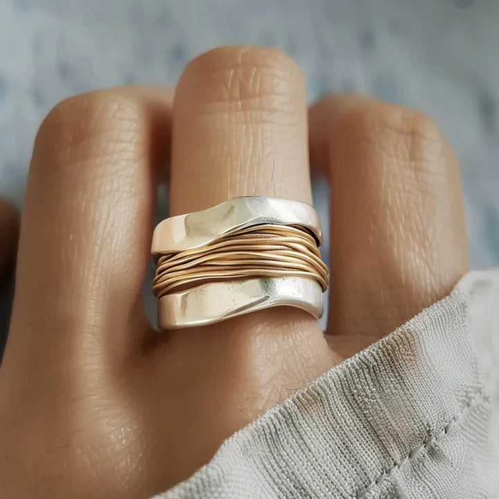 Anello in argento con fili dorati