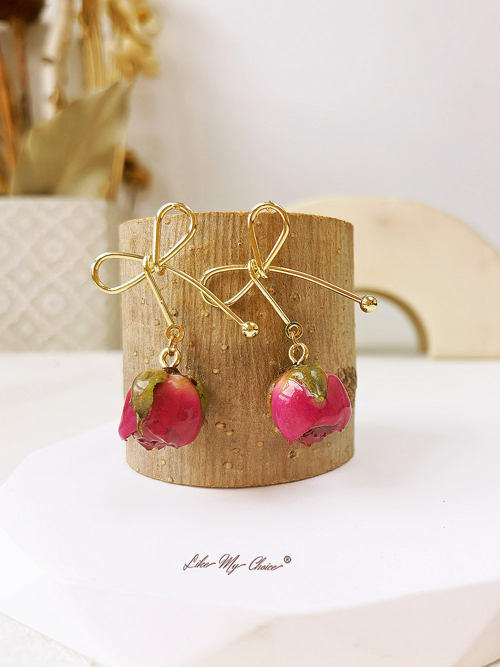 Orecchini con fiori secchi e fiocco di rosa