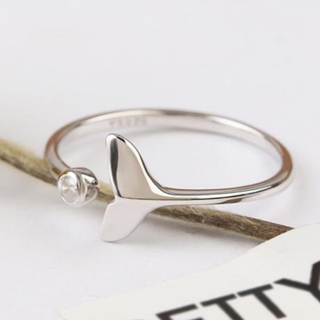 Anello regolabile in argento 925 con zirconi e coda di delfino