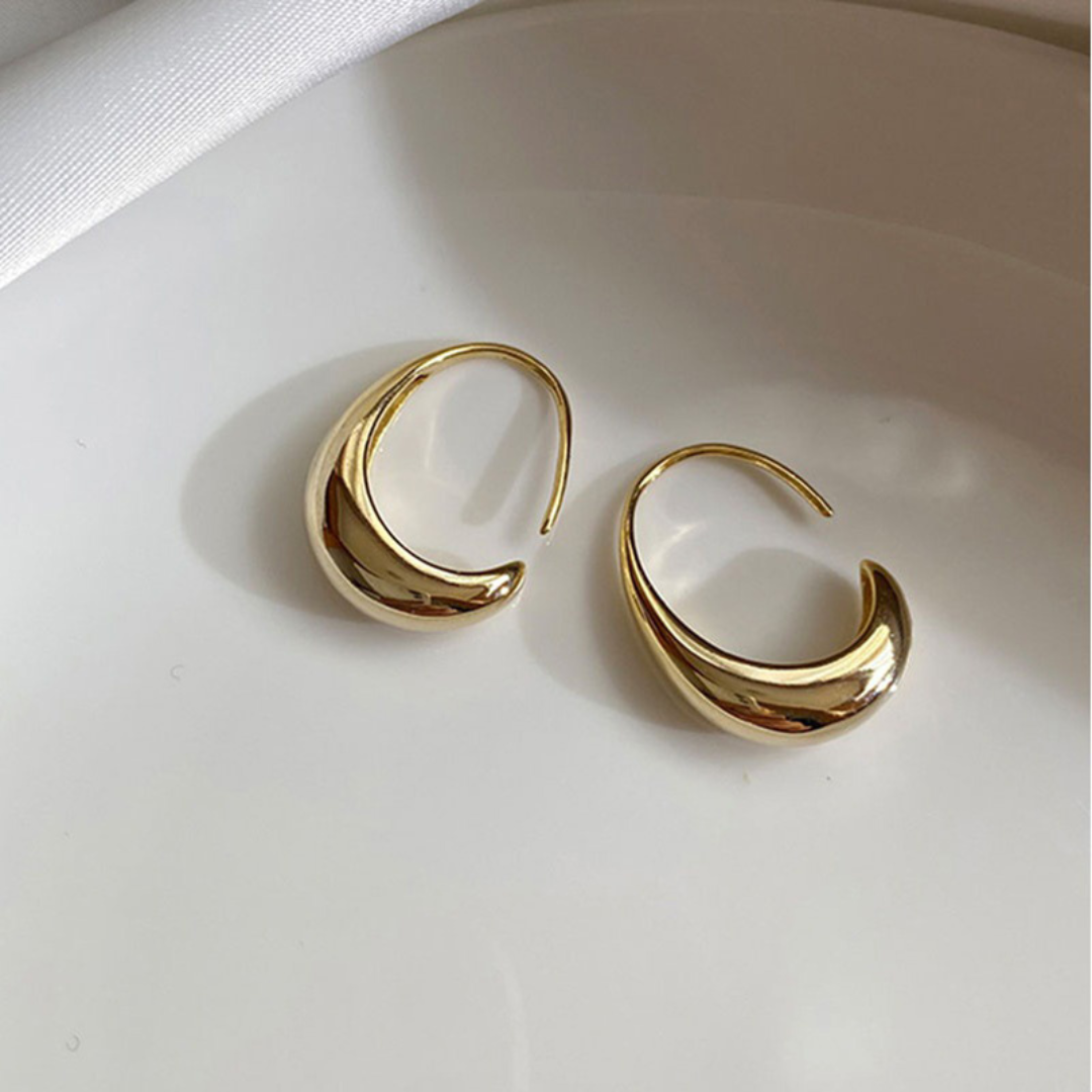 Orecchini modernisti lucidi placcati in oro 18 carati
