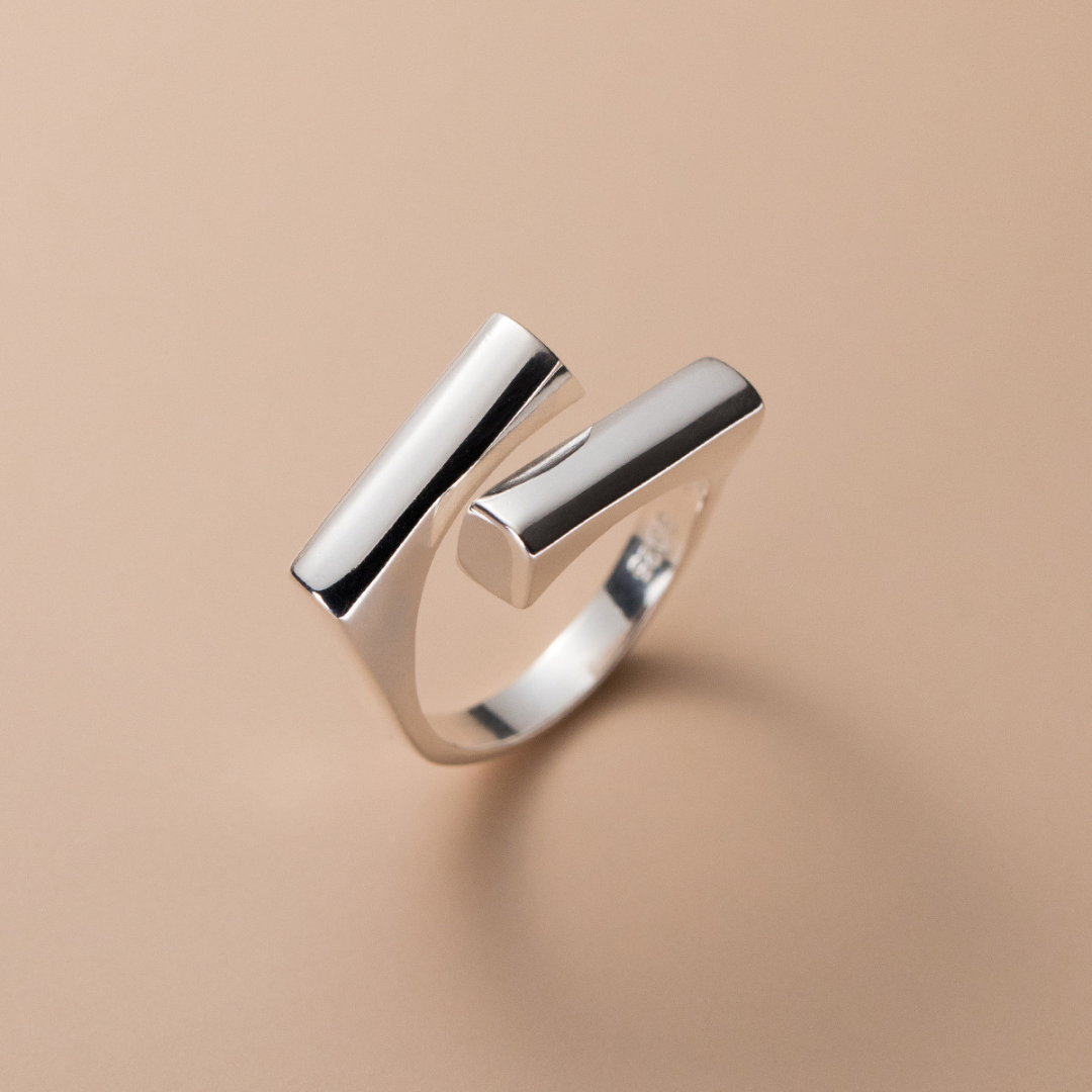 Anello semplice e moderno in argento 925