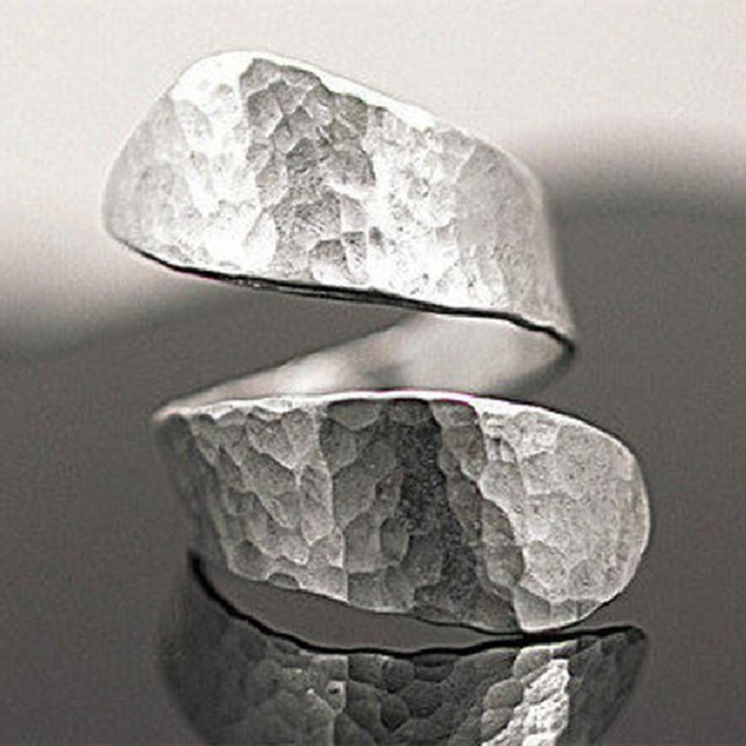 Anello modernista a forma di spirale con rilievo in argento 925