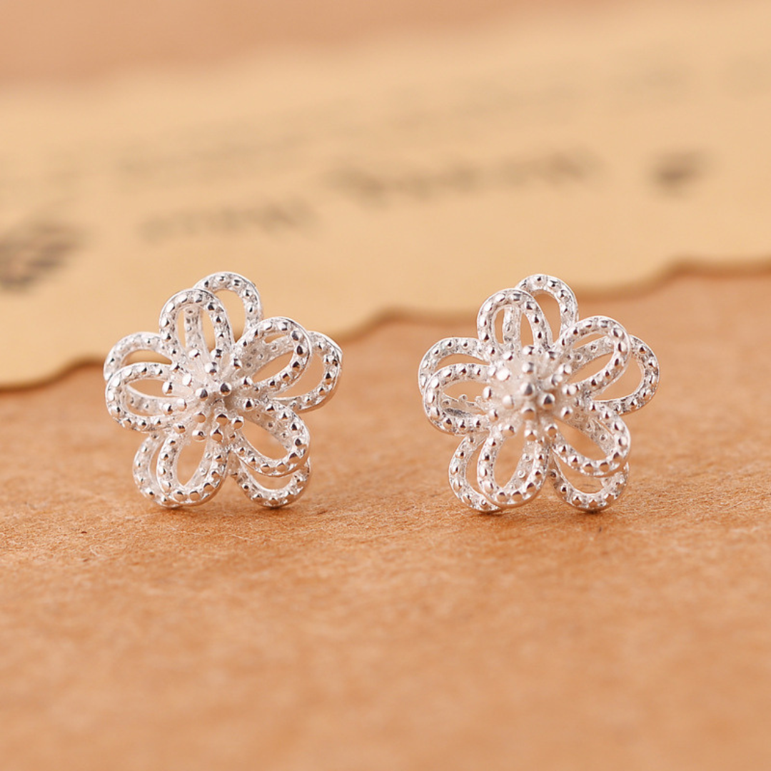 Orecchini con un fiorellino a 5 petali in argento 925