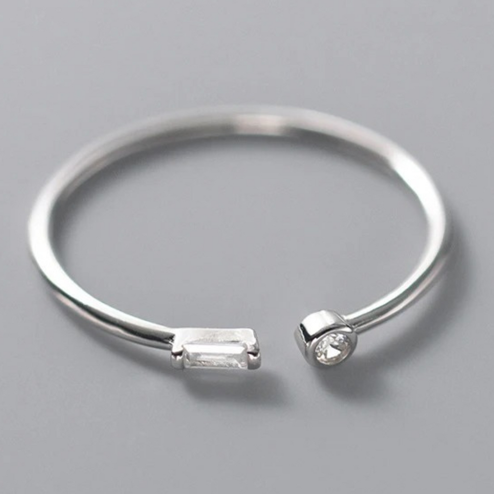 Anello regolabile in argento 925 con belle pietre di zirconio