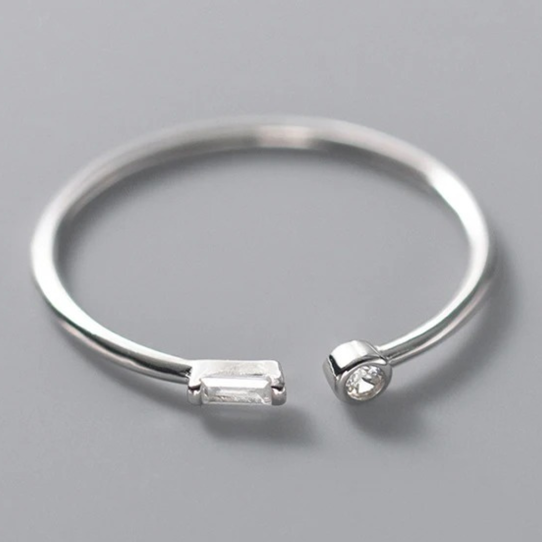Anello regolabile in argento 925 con belle pietre di zirconio