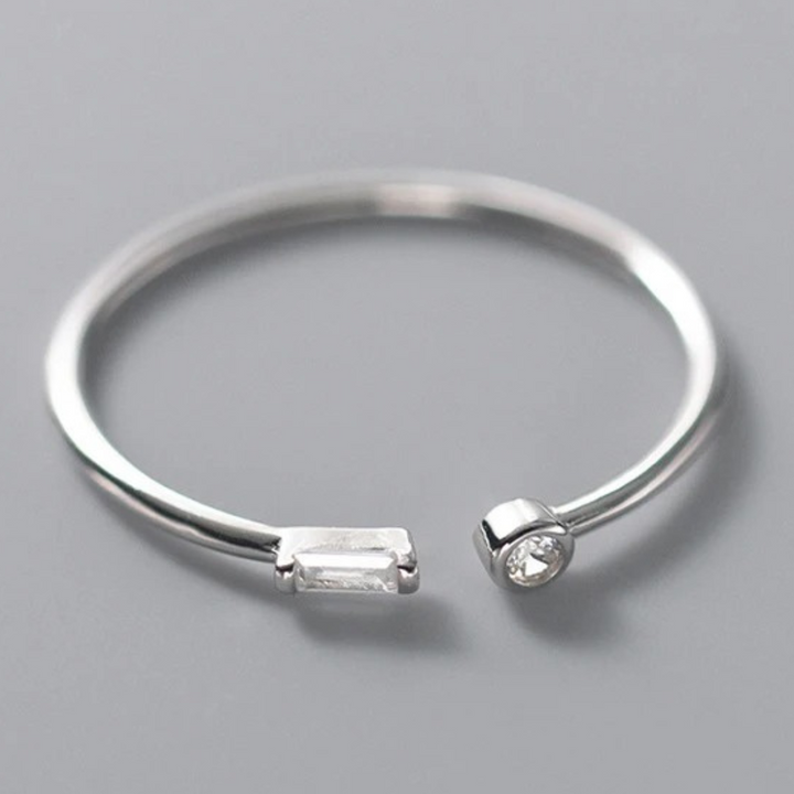 Anello regolabile in argento 925 con belle pietre di zirconio