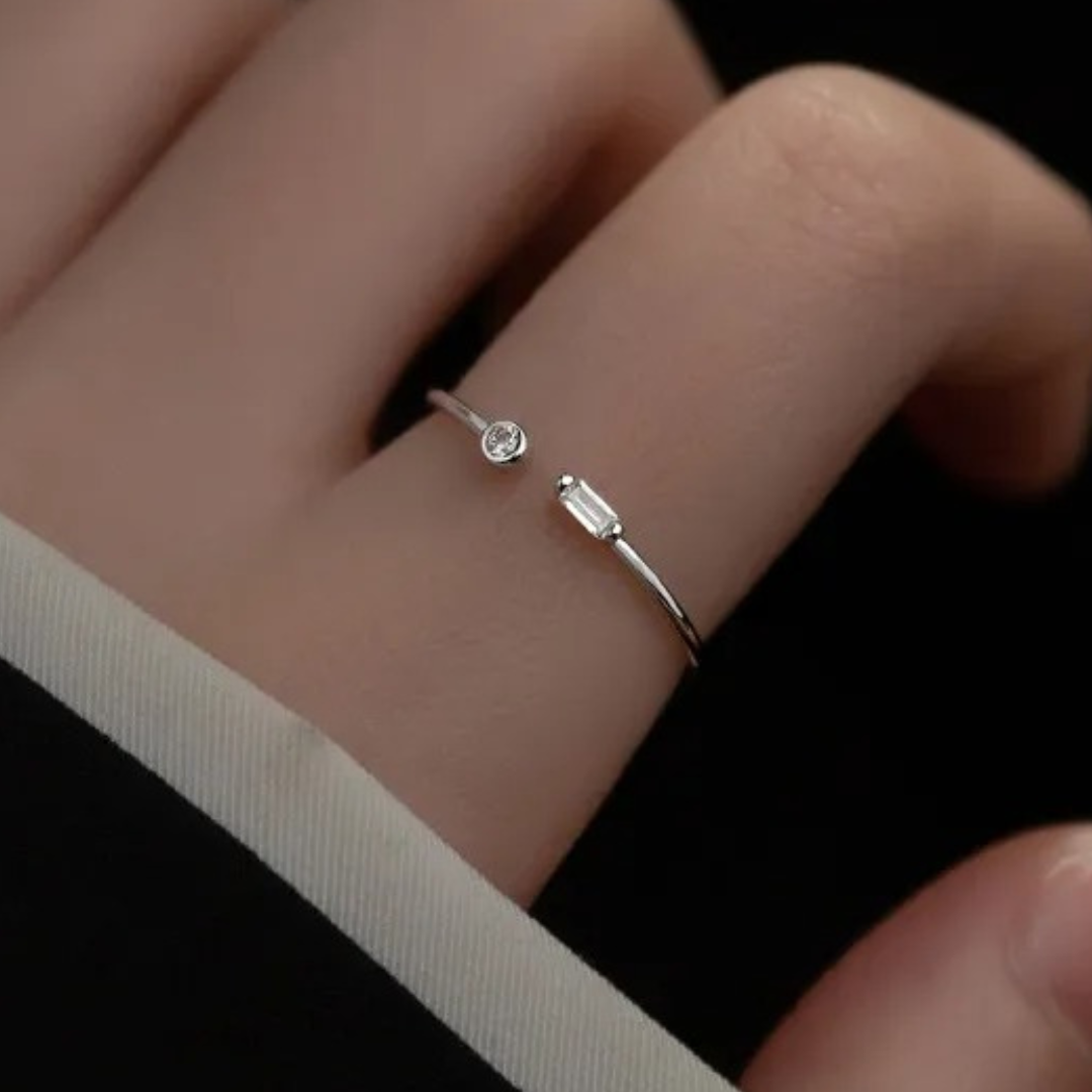 Anello regolabile in argento 925 con belle pietre di zirconio