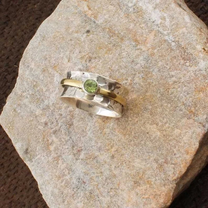 Anello vintage in metallo con pietra verde