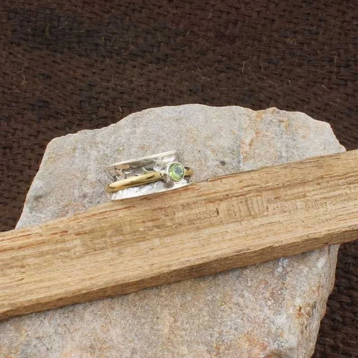 Anello vintage in metallo con pietra verde