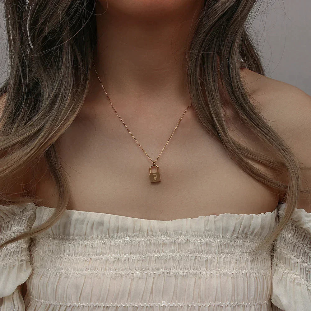 Collana originale con iniziali placcate in oro 18 carati con lucchetto