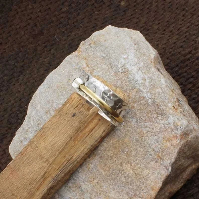 Anello vintage in metallo con pietra verde