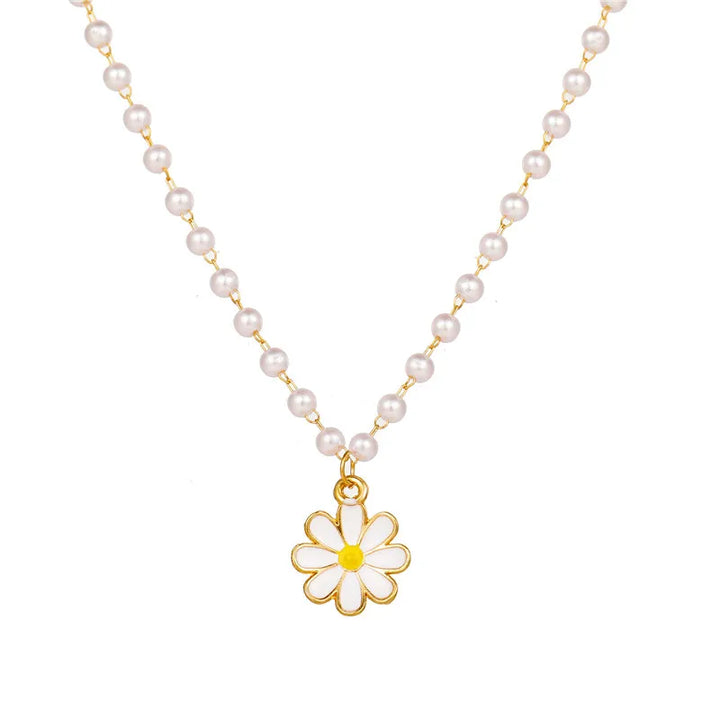 Elegante collana con perle e una margherita