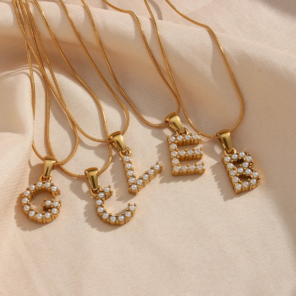 Collana con iniziali in perle preziose e piccole perle naturali placcate in oro 18 carati