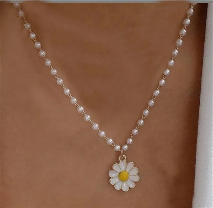 Elegante collana con perle e una margherita