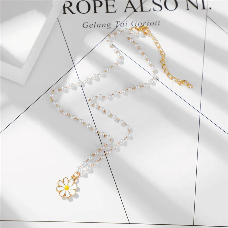 Elegante collana con perle e una margherita