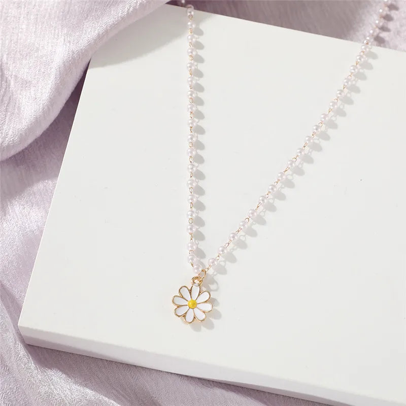 Elegante collana con perle e una margherita