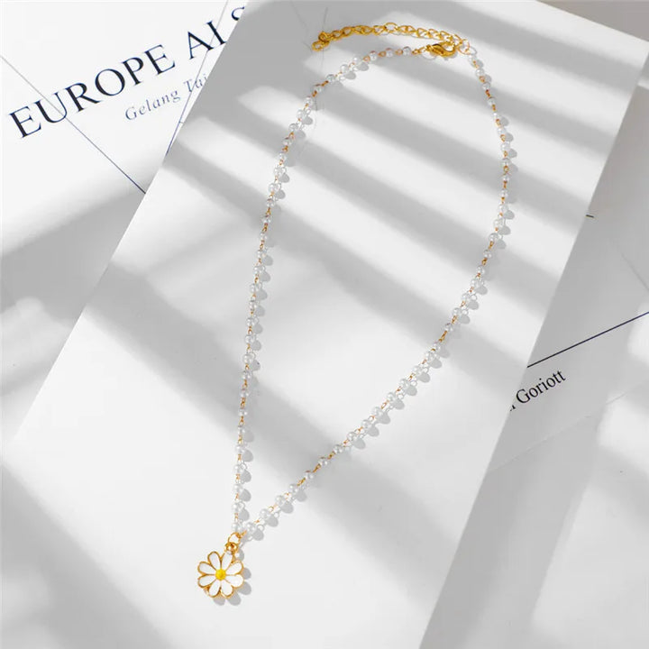 Elegante collana con perle e una margherita