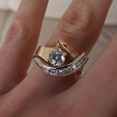 Anello vintage irregolare in oro e argento con zirconi
