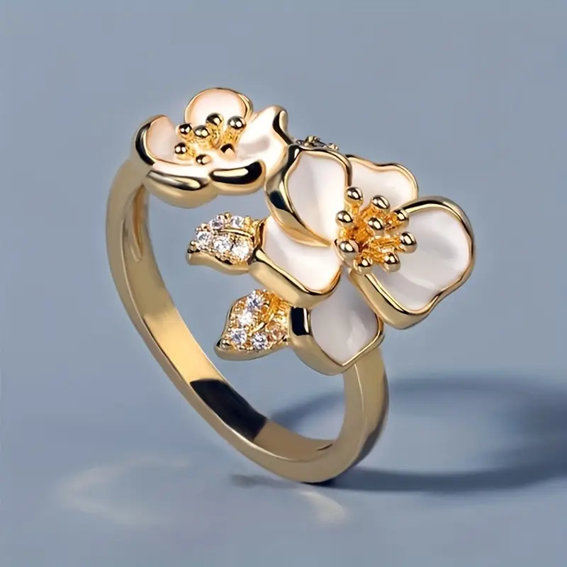 Anello d'oro con fiori bianchi