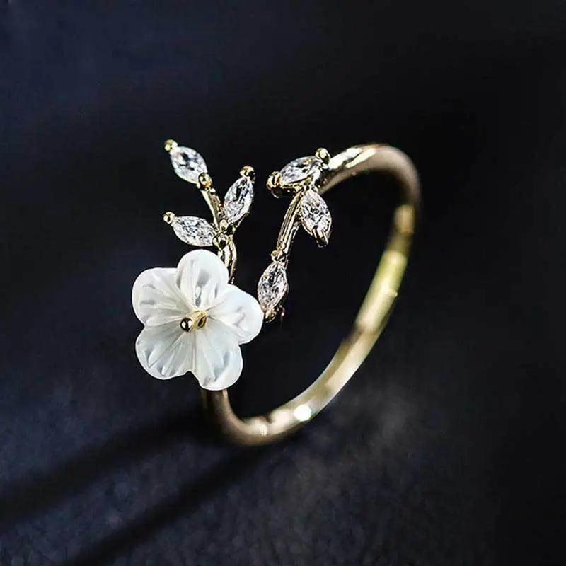 Anello con fiori bianchi e zirconia