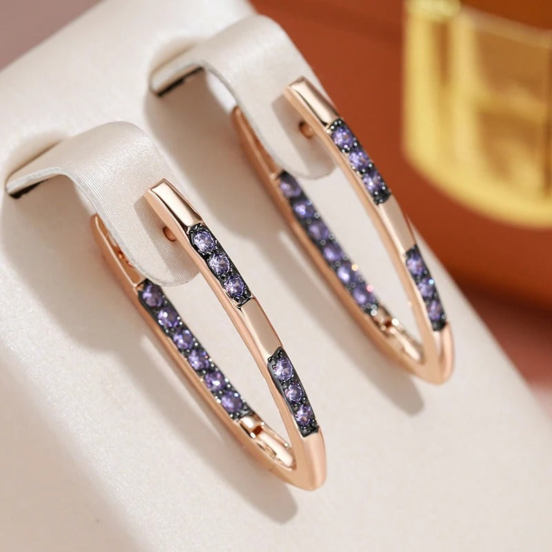 Orecchini geometrici a forma di V con zirconi viola placcati in oro rosa 18K